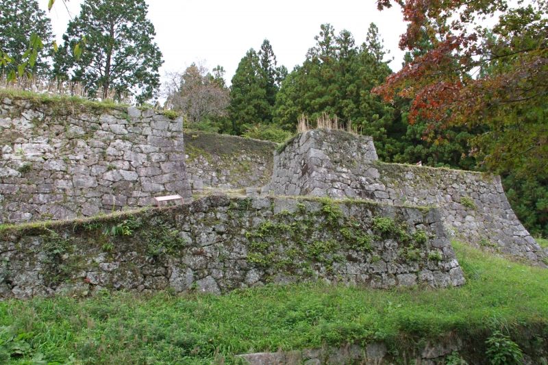 Gifu Private Tour - The six‒story stone wall of the ruins on the hill provides you with a magnificent landscape.