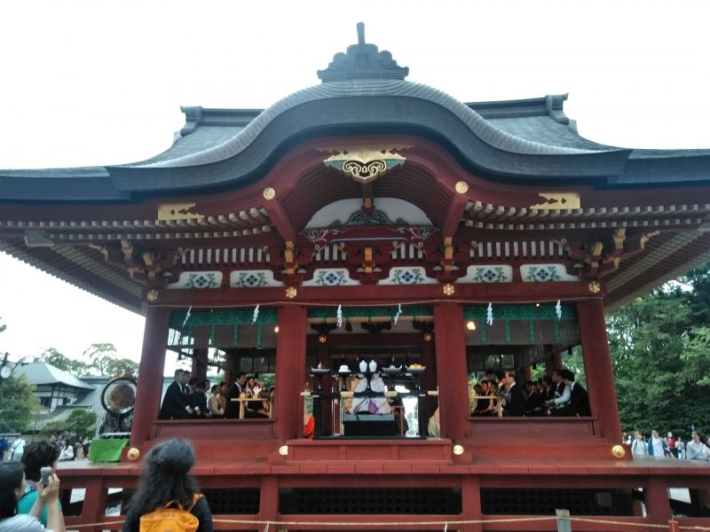 Kamakura Private Tour - Santuario Tsurugaoka Hachimangu : la laca bermellón, el verde de las colinas y el cielo azul junto al pabellón del santuario son una vista hermosa e impresionante.