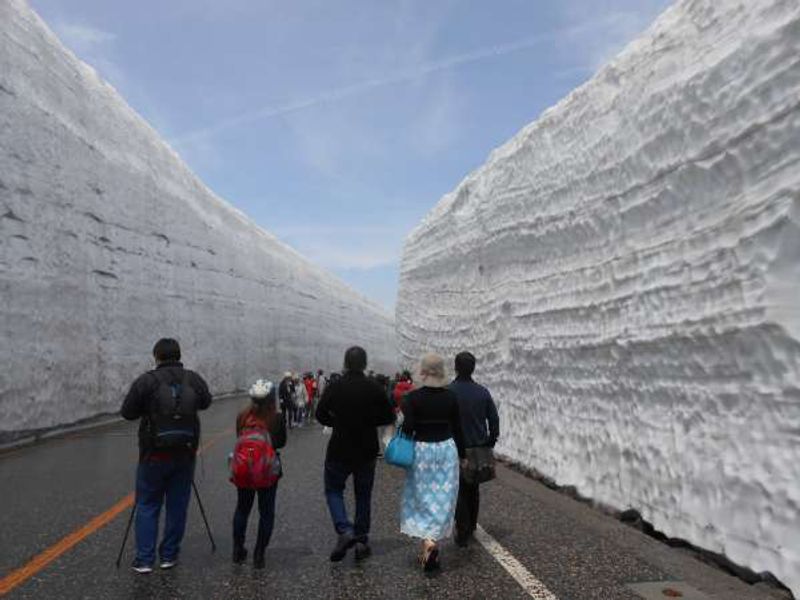 Ishikawa Private Tour - Big snow wall.