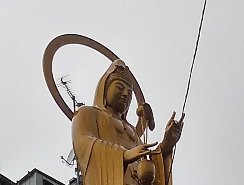 Gifu Private Tour - big and gold goddess of mercy on the roof