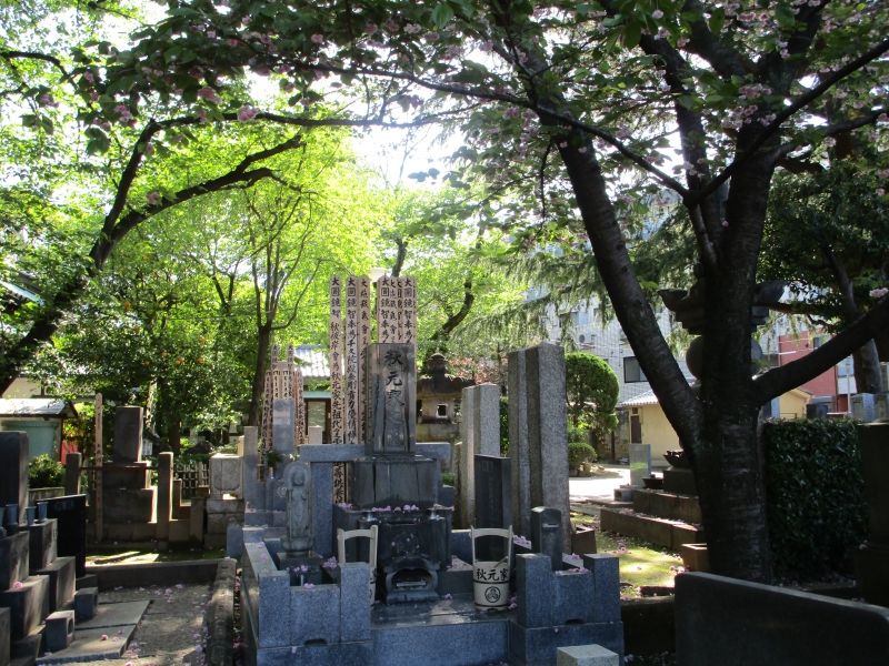 Tokyo Private Tour - Yanaka Cemetry: Respect for ancestors is essential for the Japanese