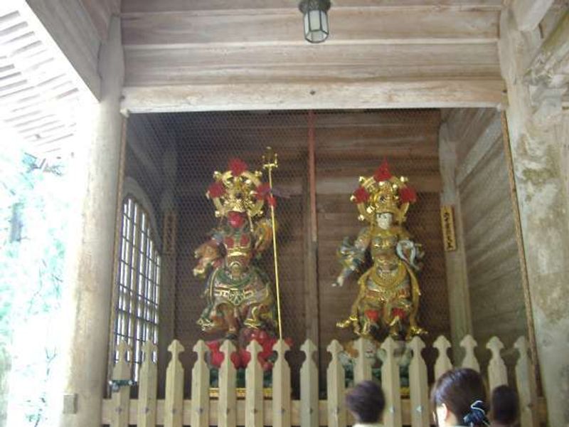 Fukui Private Tour - The two Deva kings at the main gate. The guardian gods of Buddhism.