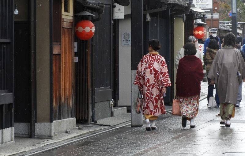 Kyoto Private Tour - Old Japanese style houses in Hanamikoji street / Gion area