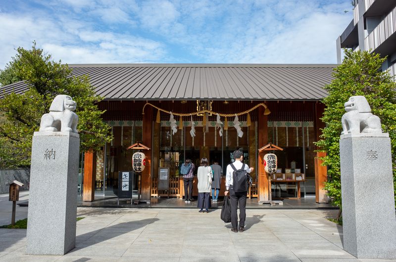 Tokyo Private Tour - (B) Kagurazaka - Akagi Jinja shrine- rebuilding of shrine main hall has interesting modern story. 