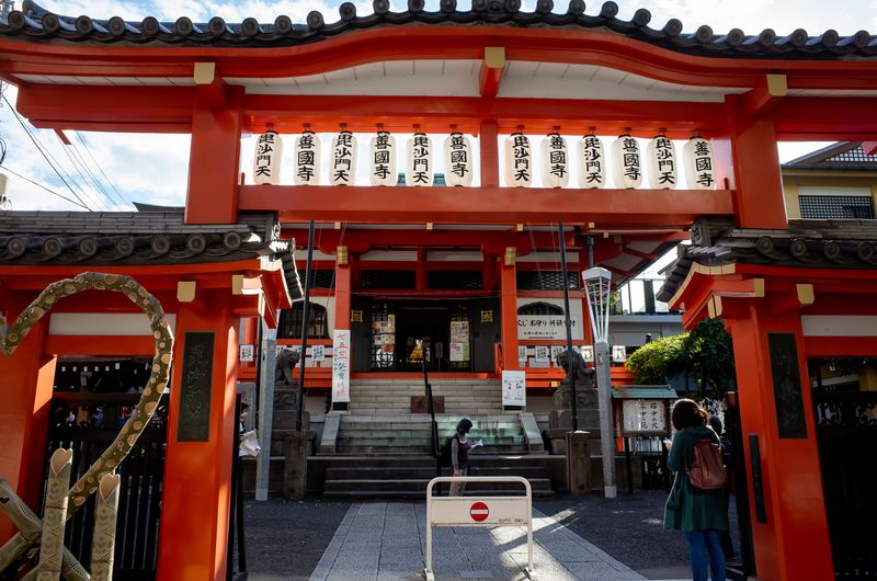 Tokyo Private Tour - (B) Kagurazaka - If say Kagurazaka, people remind of "Bishamonten sama", which is main object of worship of Zenkokoku-ji Temple of Pure Land sect of Buddhism.