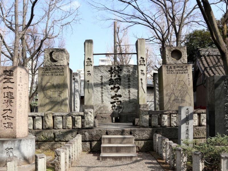 Tokyo Private Tour - (C) Fukagawa - Hashimangu Shrine used to be famous for Sumo ritual in the precinct. 