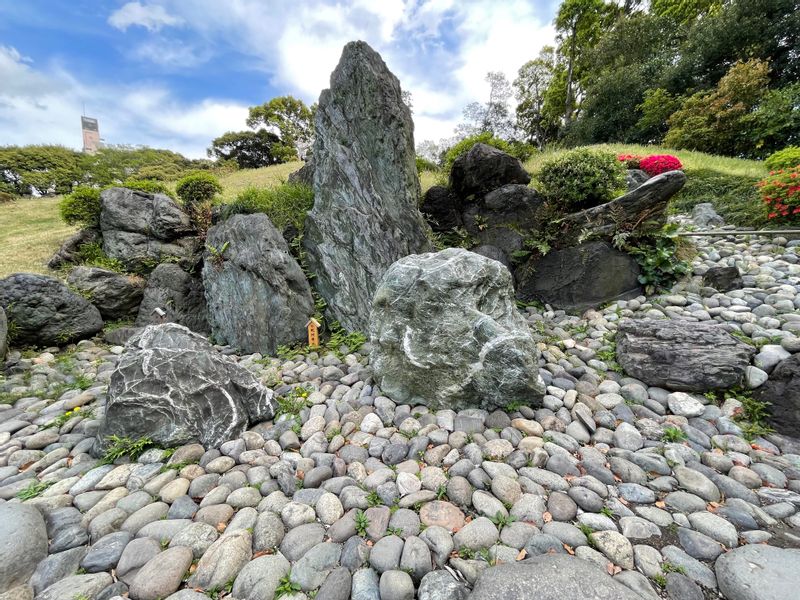 Tokyo Private Tour - (C) Fukagawa - Various types stone foundations are appreciated in Kiyosumi Gardens.