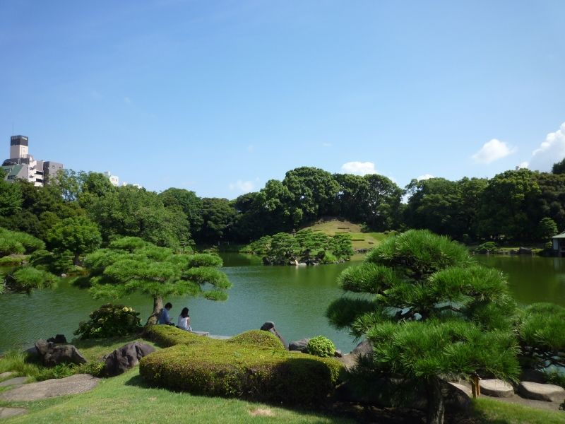 Tokyo Private Tour - Im Kiyosumi-Garten gehen Sie auf der Promenade um dem Teich und manchmal auf Tretsteine im Teich.  Die Zeit geht langsam.