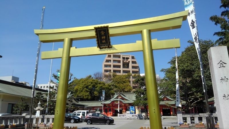 Gifu Private Tour - gold shrine gate, you will get a lot of lucky of money from the shrine?!