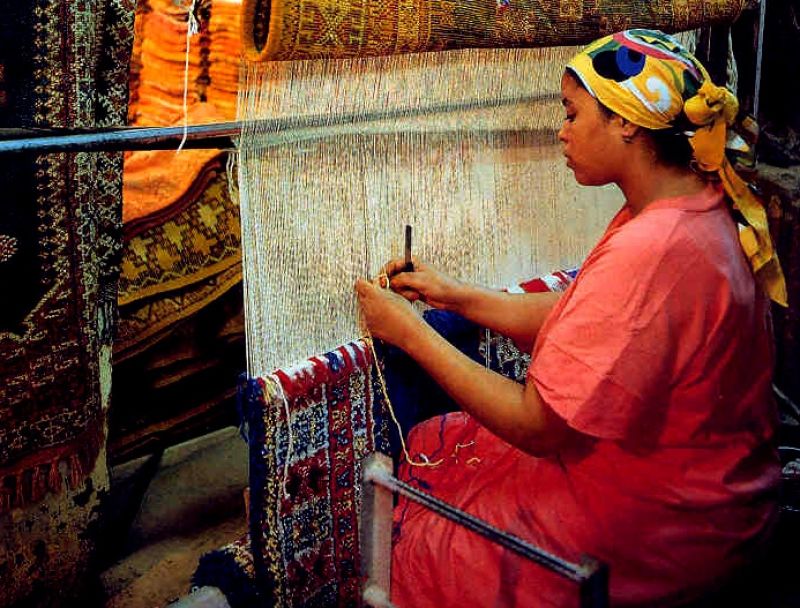 Marrakech Private Tour - Berber Weavers Behindwool. A lot Patience & Passion.