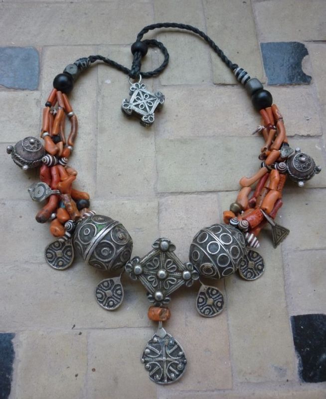 Marrakech Private Tour - A silver necklace with precious  stones 