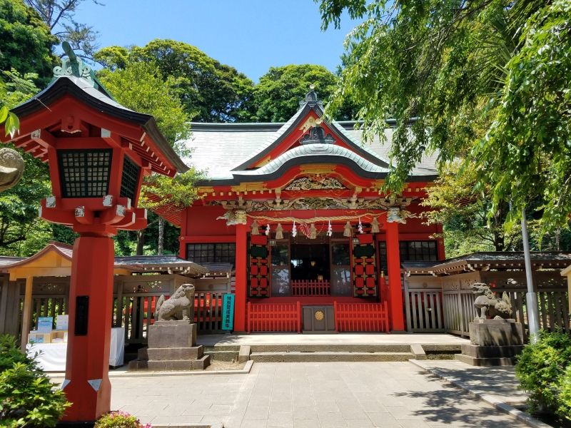 Kamakura Private Tour - 5.The Upper Shrine is dedicated to the elder Sea Goddess. The red color draw your attention.