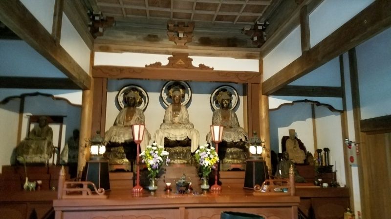 Kamakura Private Tour - Three worlds' Buddha enshrined in a main hall