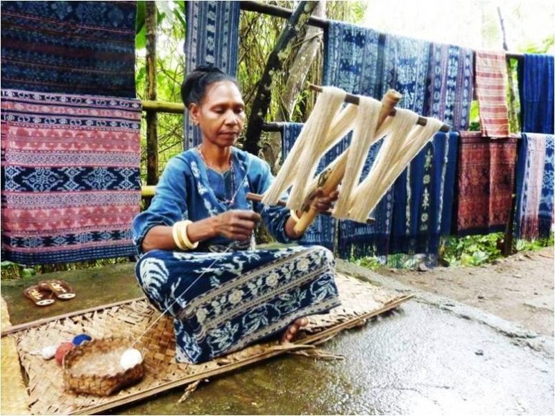East Nusa Tenggara Private Tour - Prepare yarn for weaving