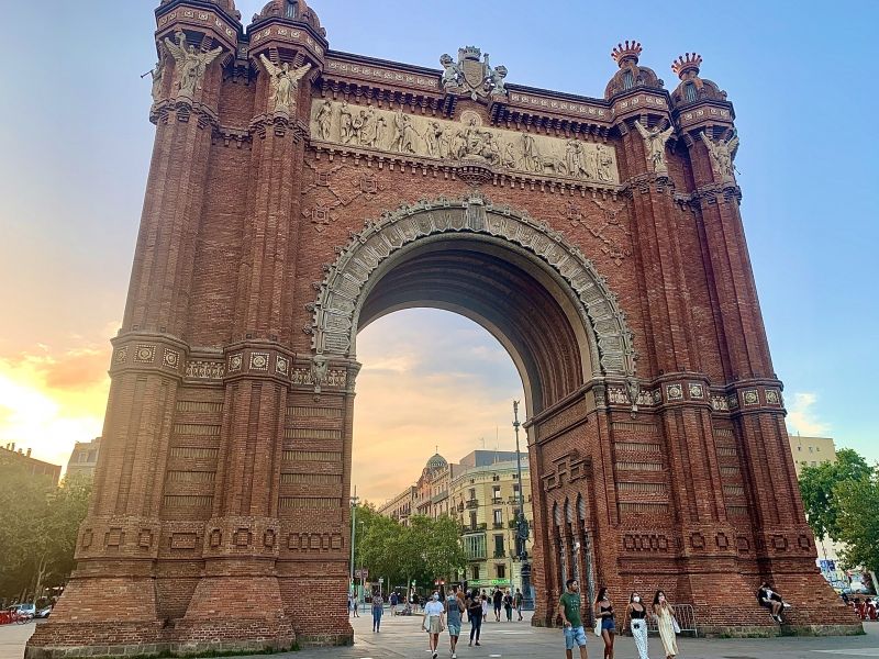 Barcelona Private Tour - Arch of triomph 