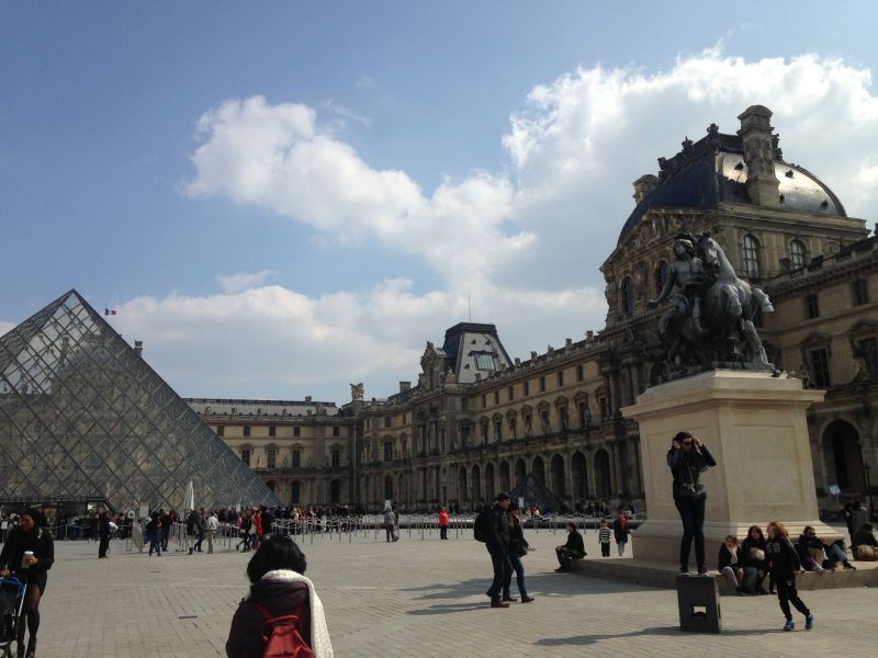 Paris Private Tour - Our meeting point, in front of the Louvre's glass pyramid 