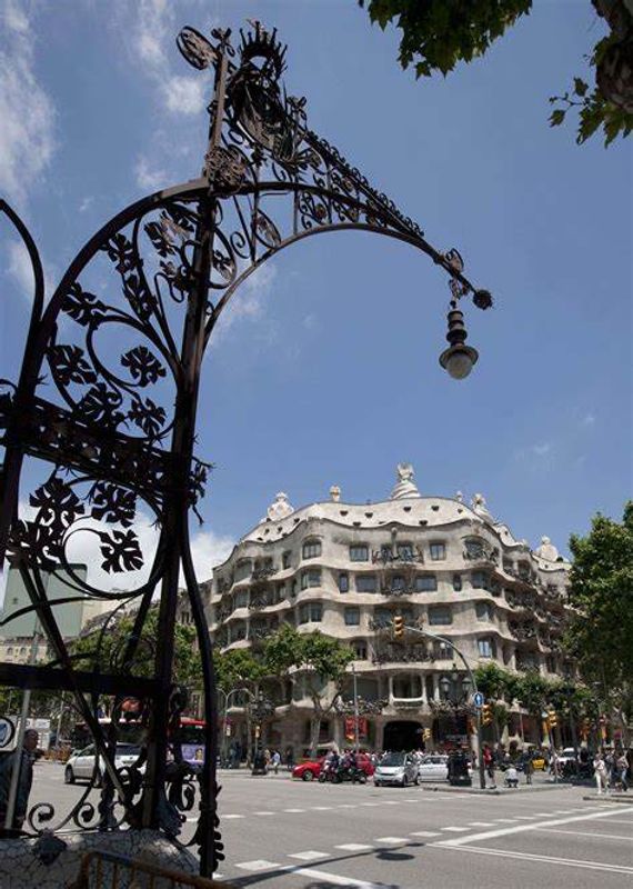 Barcelona Private Tour - Street lamps at the main boulevard