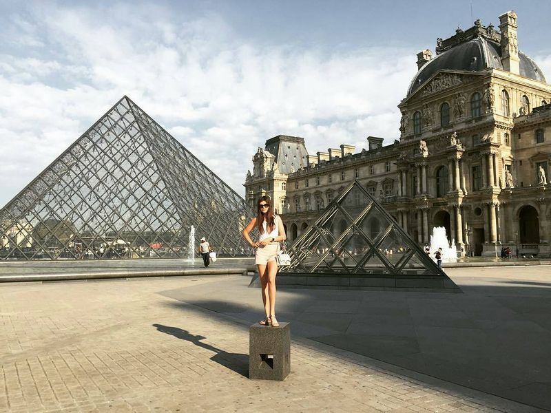 Paris Private Tour - With our guest in front of the glass pyramid at the main entrance of the Louvre Museum.