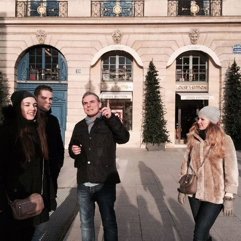 Paris Private Tour - Place Vendôme: created by the Sun King Louis XIV, it became the Parisian centre of luxury (Hotel Ritz, Cartier, Tiffany, Boucheron, Van Cleef & Arpels, Rolex, ...). 