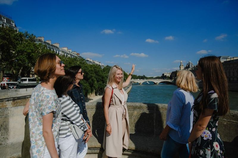 Paris Private Tour - Discover the oldest Parisian bridge with its beautiful view on the Medieval king's castle Congiergerie.