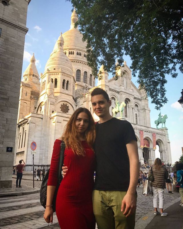 Paris Private Tour - With our guests we reach the Basilica Sacré-Coeur on the top of the hill of Montmartre, the highest spot in Paris.