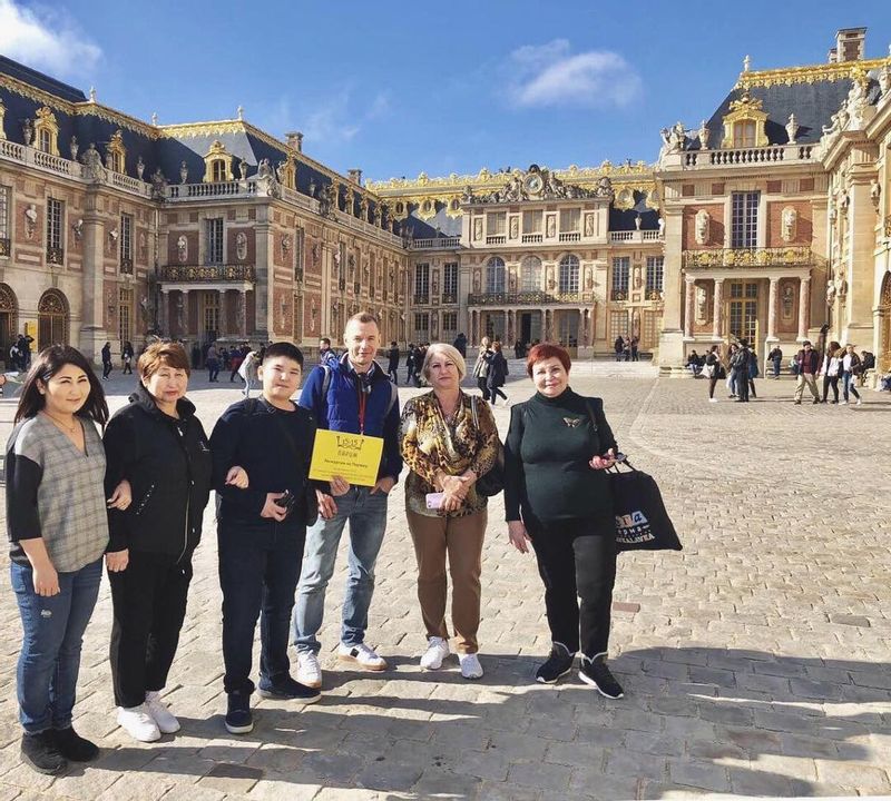 Paris Private Tour - In the honour court of the Palace at the beginning of our visit.