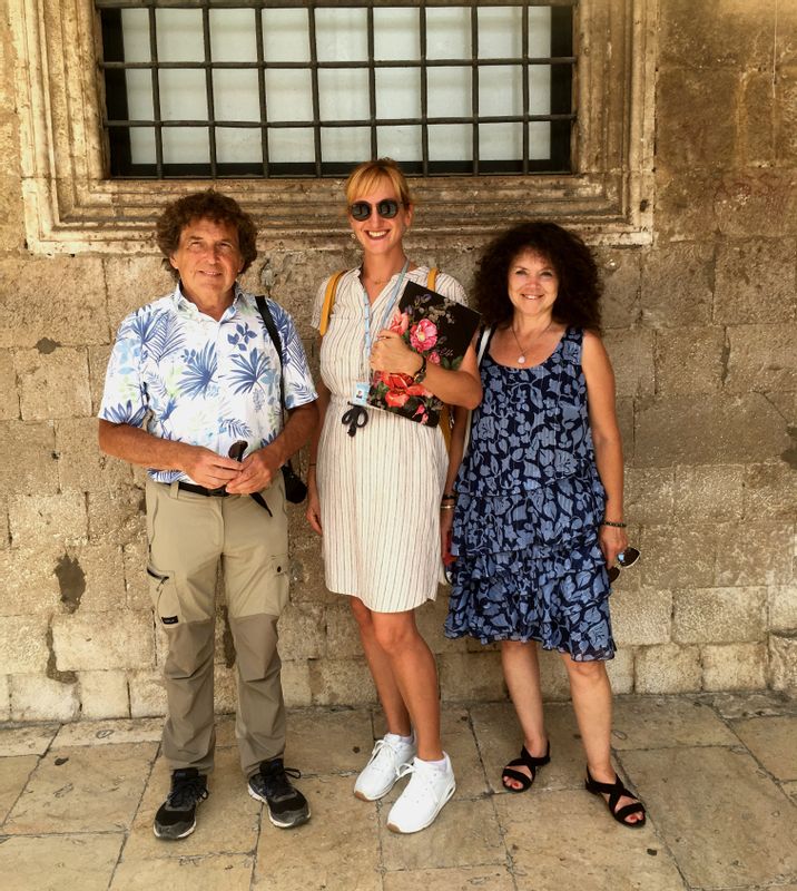 Dubrovnik Private Tour - Break during the tour in the shade of Sponza palace / Pause pendant la visite à l'ombre du Palais Sponza
