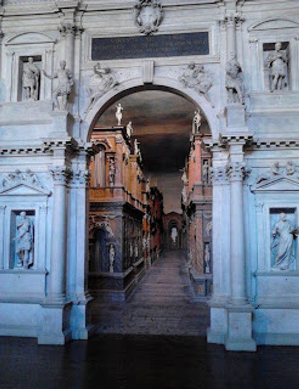 Vicenza Private Tour - Main street of the Theatre