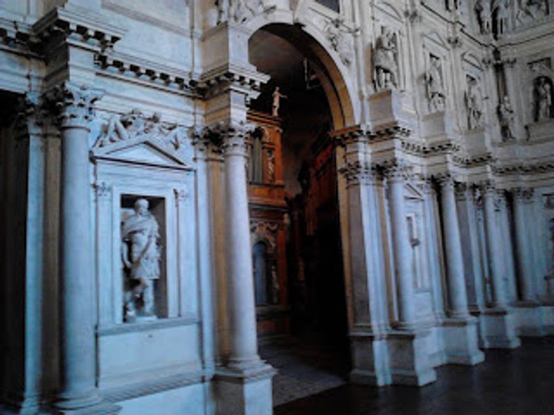 Vicenza Private Tour - Sets of the Olimpic theatre.