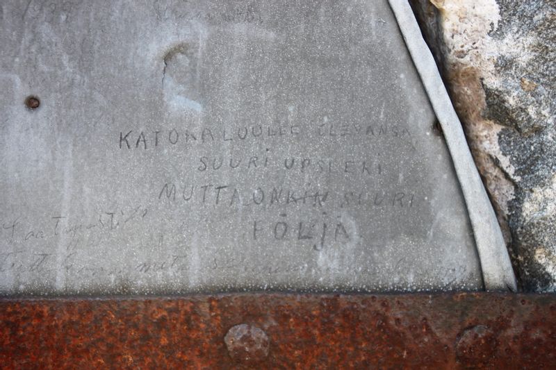 Helsinki Private Tour - Wall tagged by a frustrated soldier. Text translation: "Katoka (the chief) pretends to be a great commander but he is just the most stupid"