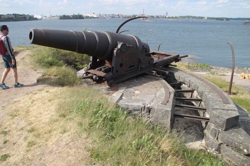 Helsinki Private Tour - Old coastal cannon in Suomenlinna