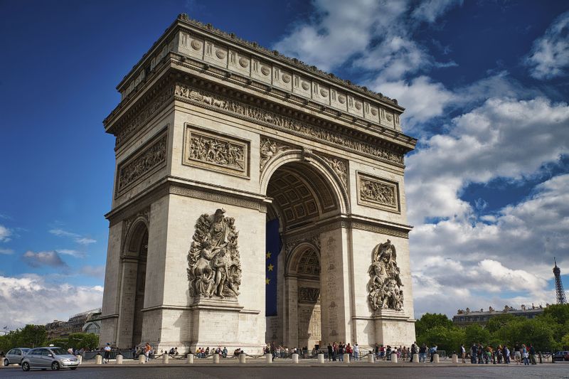 Paris Private Tour - Visit the monument honoring soldiers who died for France