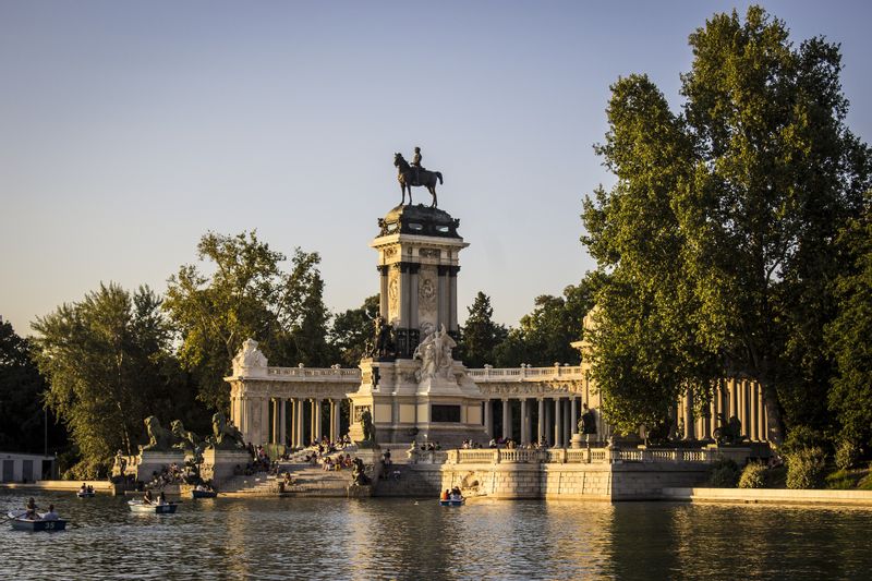 Madrid Private Tour - Stroll around in the largest park in Madrid - Parque del Buen Retiro