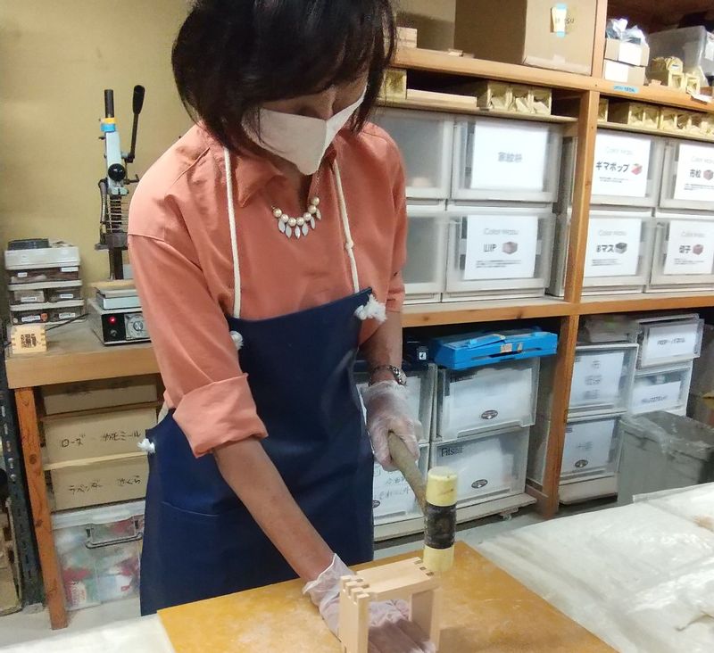 Gifu Private Tour - Very fun experience!! A staff of the factory is very kind to teach us how to make masu.