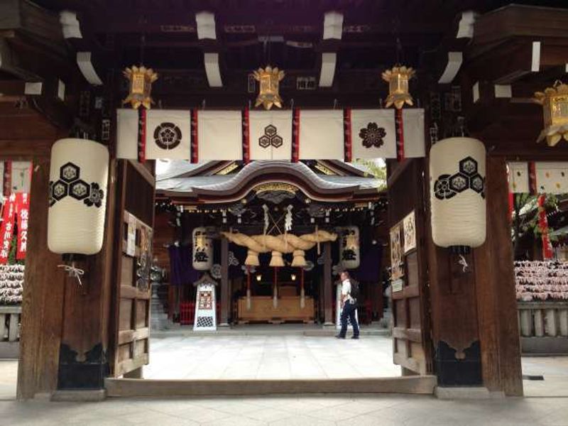 Fukuoka Private Tour - You can see the main hall of Kushida Shrine through the gate. What are you wishing for?