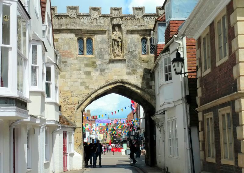 Southampton Private Tour - The entrance to/from Cathedral Close to/from the High Street. 