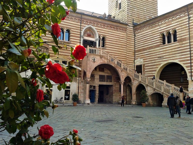 Verona Private Tour - Cortile Mercato Vecchio (Medieval Courtyard)