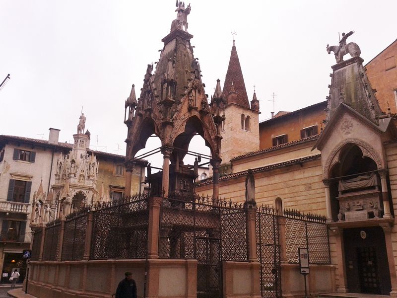 Verona Private Tour - Arche Scaligere (Scala Family Tombs)