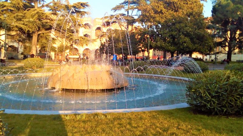 Verona Private Tour - Piazza Bra': The Fountain with the Arena on the background