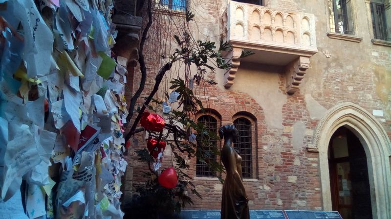 Verona Private Tour - Juliet's statue, balcony and the love messages.