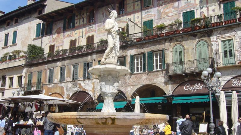 Verona Private Tour - Piazza Erbe