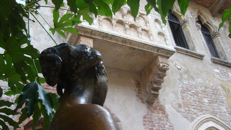 Verona Private Tour - Juliet's statue and the famous balcony