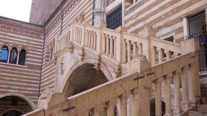 Verona Private Tour - The City Hall in Romeo & Juliet period