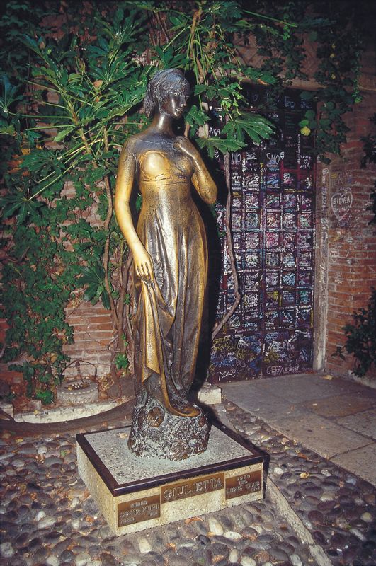 Verona Private Tour - Juliet's Statue