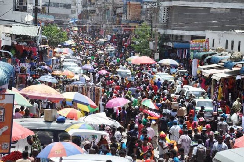 Dar es Salaam Private Tour - Lot of people at Kariakoo market