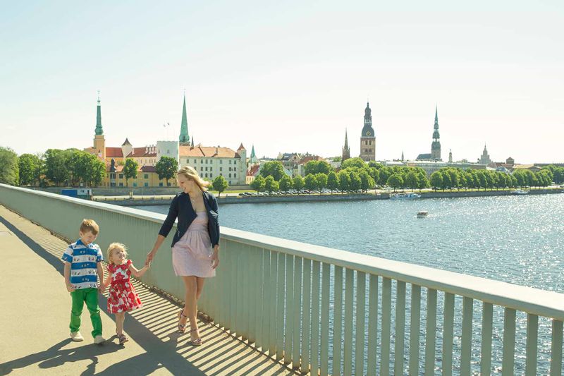 Riga Private Tour - Family photoshoot in Riga Old Town