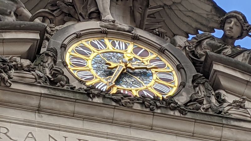 New York Private Tour - The Tiffany Clock on the facade of the Grand Central (M3)