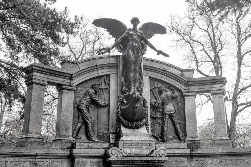 Southampton Private Tour - Memorial to the Titanic Engineers. 