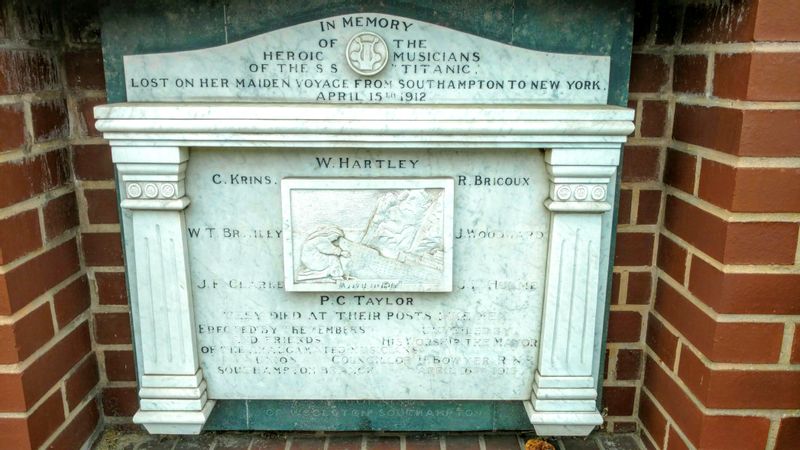 Southampton Private Tour - Memorial to the Titanic Musicians. 