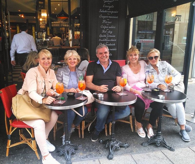 Paris Private Tour - Having a lunch break with our guests halfway trough the tour.